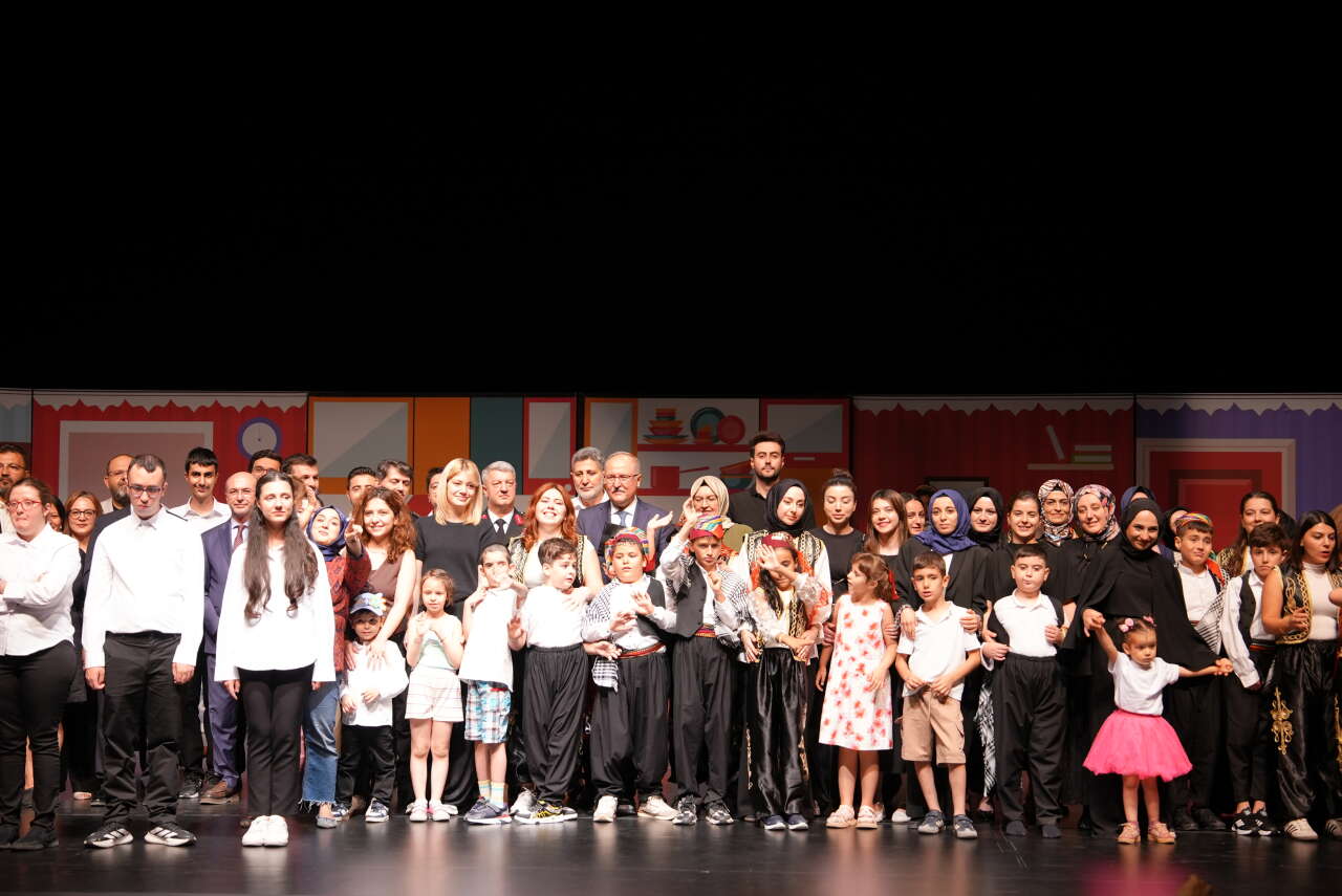 SOBE Sahnede! Konya’da öğrencilerin gösterileri mezuniyetle taçlandı 10